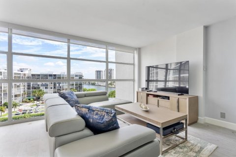 Condo in Hallandale Beach, Florida, 2 bedrooms  № 2077990 - photo 10