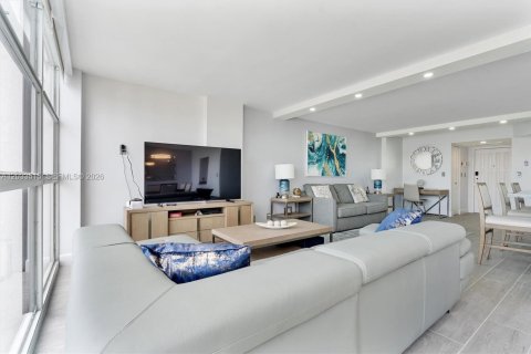 Condo in Hallandale Beach, Florida, 2 bedrooms  № 2077990 - photo 11