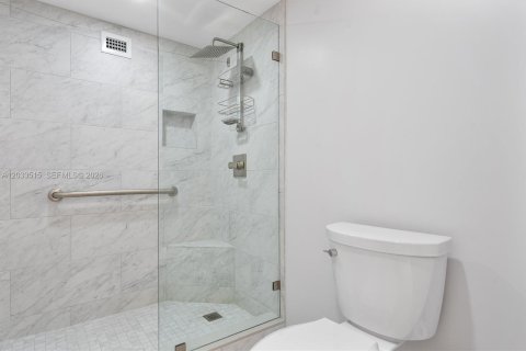 Condo in Hallandale Beach, Florida, 2 bedrooms  № 2077990 - photo 28