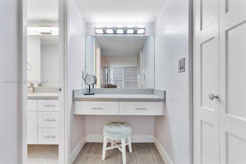 Condo in Hallandale Beach, Florida, 2 bedrooms  № 2077990 - photo 26
