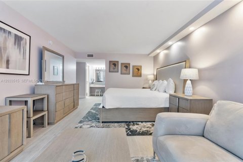 Condo in Hallandale Beach, Florida, 2 bedrooms  № 2077990 - photo 25
