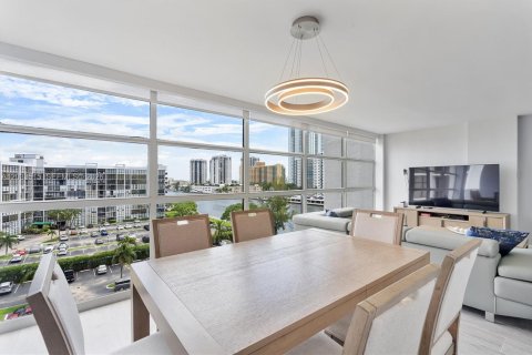 Condo in Hallandale Beach, Florida, 2 bedrooms  № 2077990 - photo 9