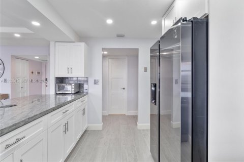 Condo in Hallandale Beach, Florida, 2 bedrooms  № 2077990 - photo 18