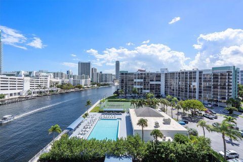 Condo in Hallandale Beach, Florida, 2 bedrooms № 2077990