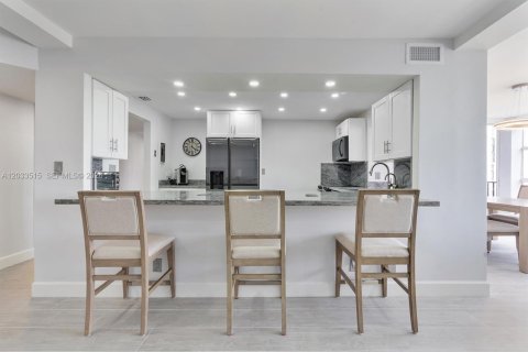 Condo in Hallandale Beach, Florida, 2 bedrooms  № 2077990 - photo 14