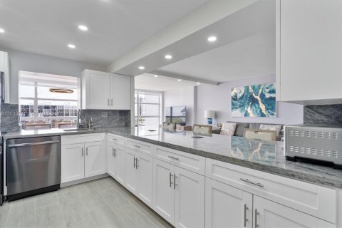 Condo in Hallandale Beach, Florida, 2 bedrooms  № 2077990 - photo 16