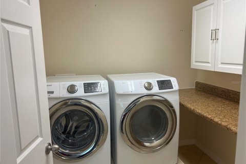 House in Davenport, Florida 4 bedrooms, 312.52 sq.m. № 1631352 - photo 19