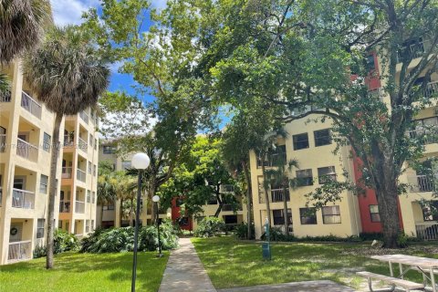Copropriété à louer à Doral, Floride: 2 chambres, 111.2 m2 № 1892748 - photo 11