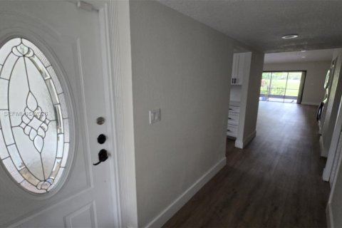 House in Weston, Florida 2 bedrooms, 117.06 sq.m. № 2283097 - photo 5