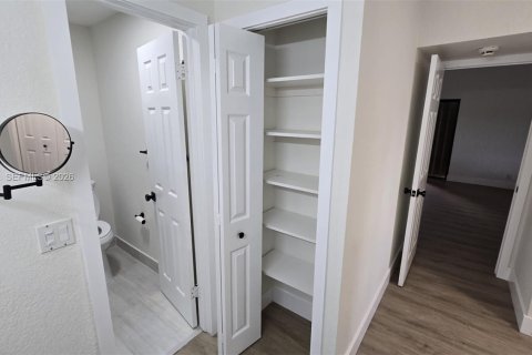 House in Weston, Florida 2 bedrooms, 117.06 sq.m. № 2283097 - photo 23