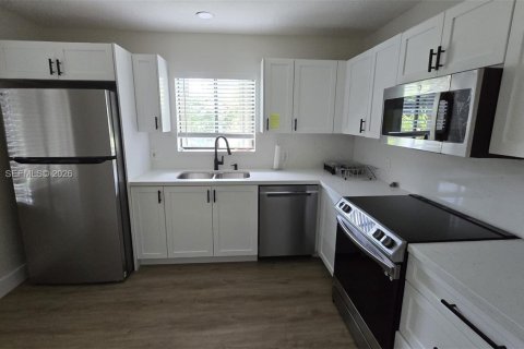 House in Weston, Florida 2 bedrooms, 117.06 sq.m. № 2283097 - photo 18