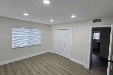 House in Weston, Florida 2 bedrooms, 117.06 sq.m. № 2283097 - photo 13