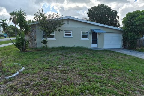 House in Hudson, Florida 2 bedrooms, 72.84 sq.m. № 2210973