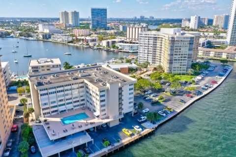 Condominio en venta en Hallandale Beach, Florida, 2 dormitorios, 116.13 m2 № 1221598 - foto 1