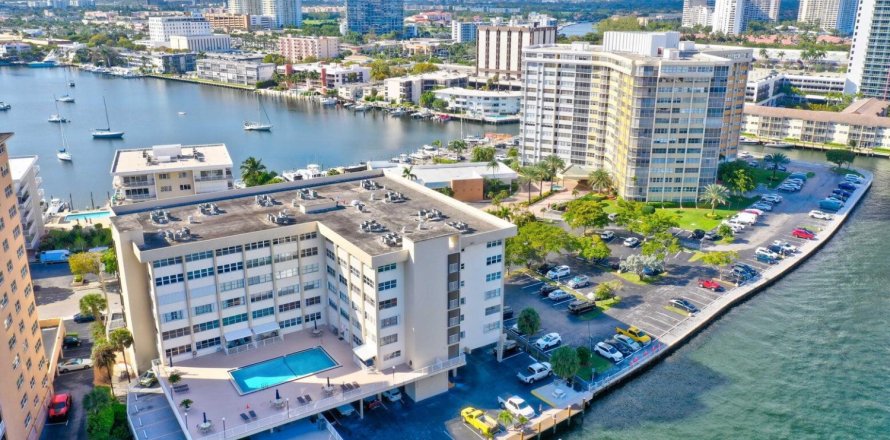 Condominio en Hallandale Beach, Florida, 2 dormitorios № 1221598
