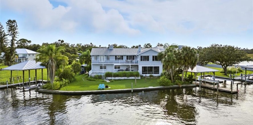 House in Crystal River, Florida 4 bedrooms, 408.21 sq.m. № 1919149