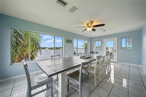 House in Crystal River, Florida 4 bedrooms, 408.21 sq.m. № 1919149 - photo 11