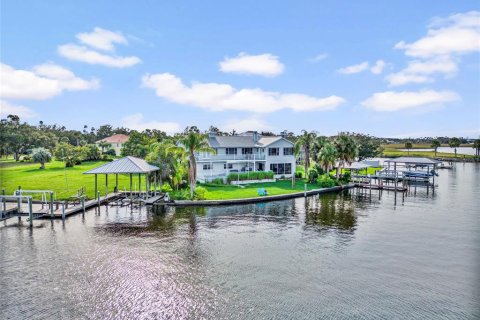 House in Crystal River, Florida 4 bedrooms, 408.21 sq.m. № 1919149 - photo 2