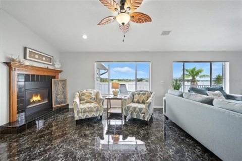 House in Crystal River, Florida 4 bedrooms, 408.21 sq.m. № 1919149 - photo 8