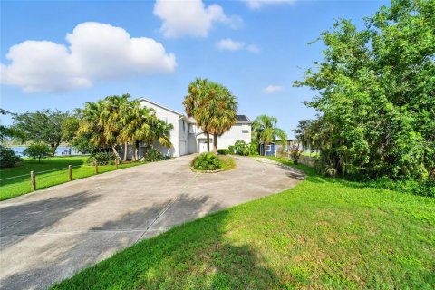 House in Crystal River, Florida 4 bedrooms, 408.21 sq.m. № 1919149 - photo 4