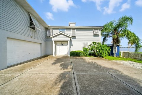 House in Crystal River, Florida 4 bedrooms, 408.21 sq.m. № 1919149 - photo 5