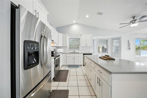 House in Crystal River, Florida 4 bedrooms, 408.21 sq.m. № 1919149 - photo 14