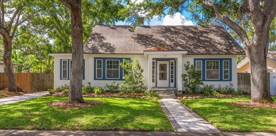 House in Clearwater, Florida 4 bedrooms, 180.6 sq.m. № 1643107