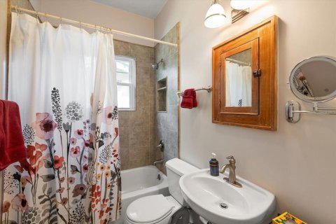 House in Clearwater, Florida 4 bedrooms, 180.6 sq.m. № 1643107 - photo 13