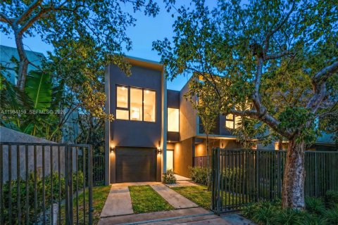 Купить таунхаус в Майами, Флорида 7 комнат, 246.66м2, № 2047473 - фото 2