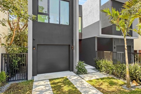 Таунхаус в Майами, Флорида 7 комнат, 246.66м2 № 2047473