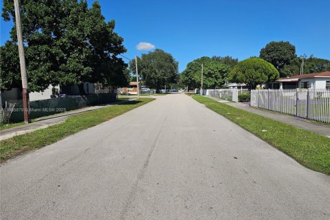 House in Miami Gardens, Florida 4 bedrooms, 114.46 sq.m. № 2012223 - photo 24