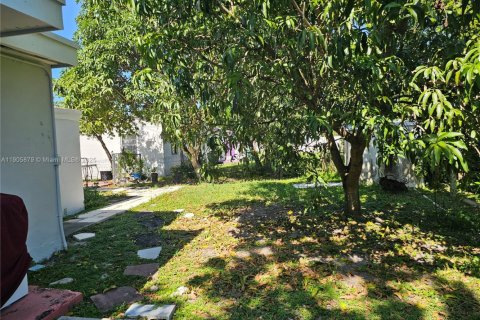 House in Miami Gardens, Florida 4 bedrooms, 114.46 sq.m. № 2012223 - photo 11