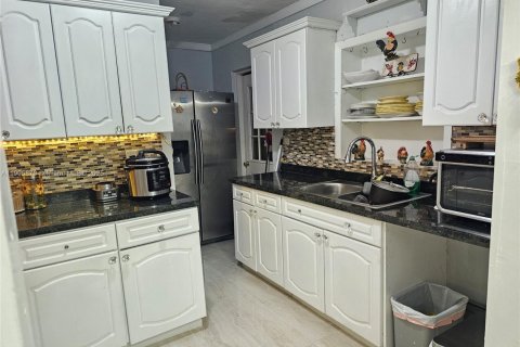 House in Miami Gardens, Florida 4 bedrooms, 114.46 sq.m. № 2012223 - photo 16