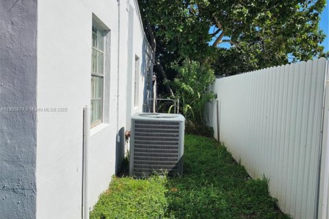 House in Miami Gardens, Florida 4 bedrooms, 114.46 sq.m. № 2012223 - photo 25