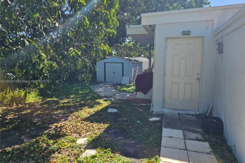 House in Miami Gardens, Florida 4 bedrooms, 114.46 sq.m. № 2012223 - photo 23