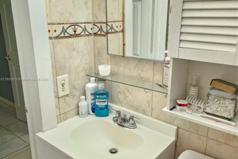 House in Miami Gardens, Florida 4 bedrooms, 114.46 sq.m. № 2012223 - photo 19