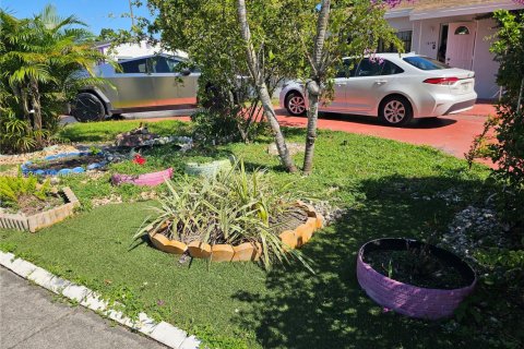 House in Miami Gardens, Florida 4 bedrooms, 114.46 sq.m. № 2012223 - photo 5