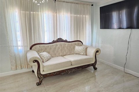 House in Miami Gardens, Florida 4 bedrooms, 114.46 sq.m. № 2012223 - photo 13