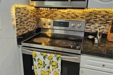 House in Miami Gardens, Florida 4 bedrooms, 114.46 sq.m. № 2012223 - photo 17