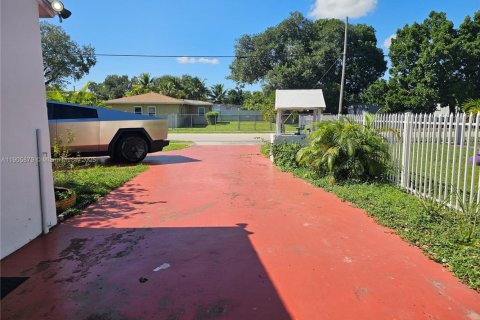 House in Miami Gardens, Florida 4 bedrooms, 114.46 sq.m. № 2012223 - photo 6