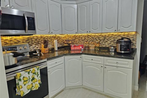 House in Miami Gardens, Florida 4 bedrooms, 114.46 sq.m. № 2012223 - photo 15