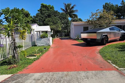 House in Miami Gardens, Florida 4 bedrooms, 114.46 sq.m. № 2012223 - photo 2