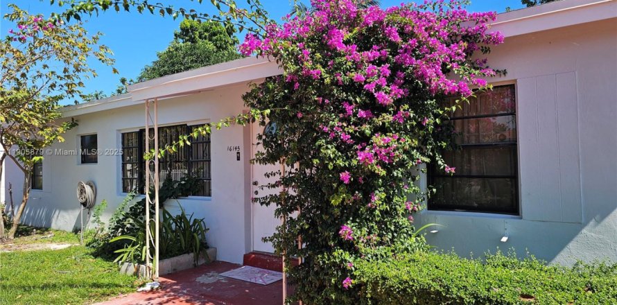 House in Miami Gardens, Florida 4 bedrooms, 114.46 sq.m. № 2012223