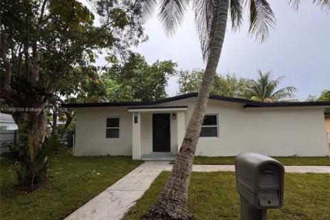Casa en venta en North Miami, Florida, 3 dormitorios, 99.87 m2 № 1946353 - foto 1