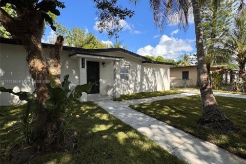 Casa en venta en North Miami, Florida, 3 dormitorios, 99.87 m2 № 1946353 - foto 2