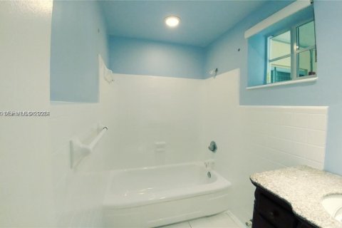 Appartement à louer à Hallandale Beach, Floride: 2 chambres, 101.26 m2 № 2064959 - photo 4