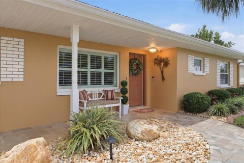 House in Crystal River, Florida 2 bedrooms, 127.83 sq.m. № 2208421 - photo 3