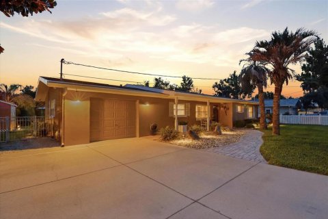 House in Crystal River, Florida 2 bedrooms, 127.83 sq.m. № 2208421 - photo 2