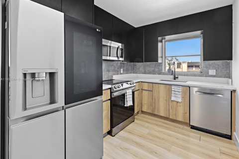 Condo in Miami, Florida, 1 bedroom № 1980923