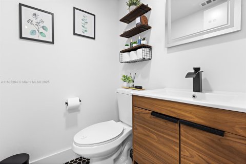 Condo in Miami, Florida, 1 bedroom  № 1980923 - photo 4